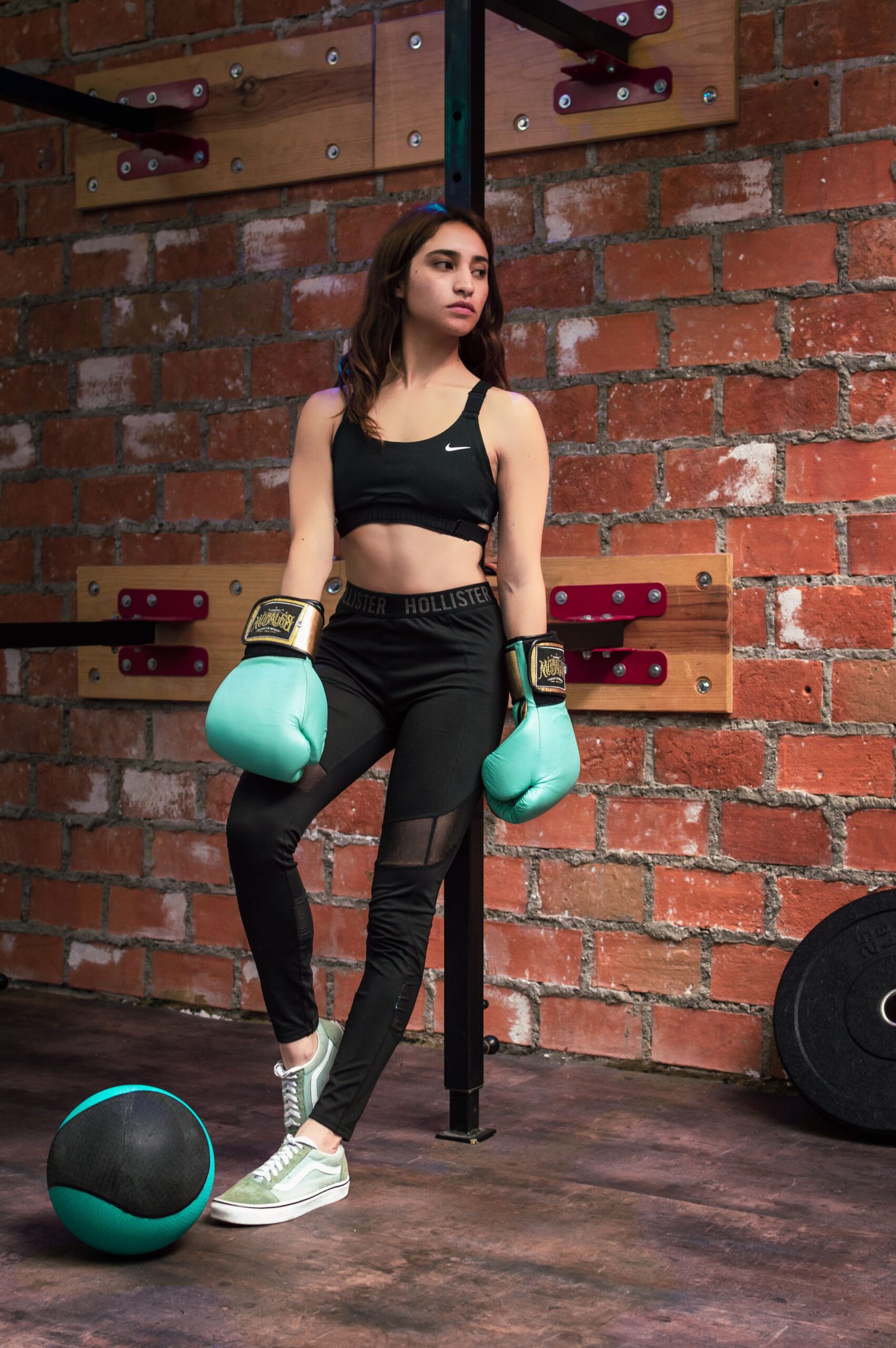 Capsule gym wardrobe featuring leggings, tank tops, fitness shirts, gym hoodies, fitness bras, rash guards, mens tank tops, and active wear sets arranged for versatile workout outfits.